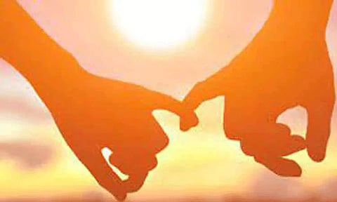 பொள்ளாச்சி அருகே கழுத்தில் மாலையுடன் போலீஸ் நிலையத்தில் தஞ்சம் அடைந்த காதல் ஜோடி