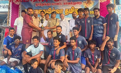 "போதையில்லா தமிழகம்" விழிப்புணர்வு கால்பந்து போட்டி: எஸ்.பி. பரிசு வழங்கல்