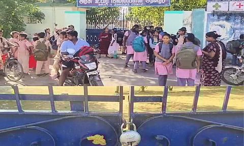 9 மணி ஆகியும் திறக்கப்படாத பள்ளி... மாணவர்கள் வெளியே காத்திருக்கும் அவல நிலை