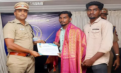 ஏ.டி.எம்.மில் தவறவிட்ட ரூ.2 லட்சத்தை போலீசில் ஒப்படைத்த வாலிபர்: எஸ்.பி. சிலம்பரசன் பாராட்டு