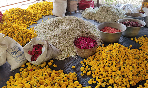 தோவாளை மார்க்கெட்டில் பூக்கள் விலை'கிடுகிடு' உயர்வு
