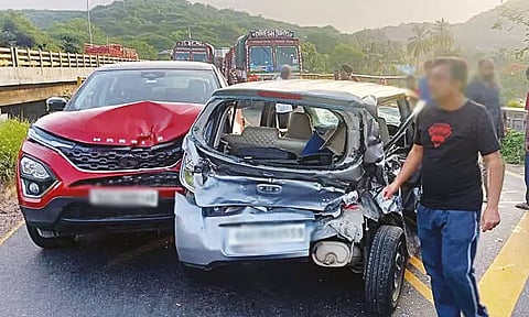 தர்மபுரி: அடுத்தடுத்து 4 வாகனங்கள் மோதல் - போக்குவரத்து பாதிப்பு