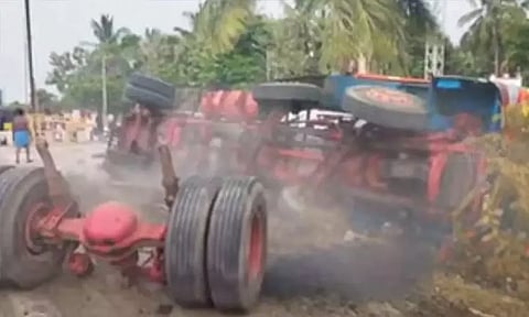 ரசாயனம் ஏற்றி சென்ற லாரி மோதி 2 பேர் உயிரிழப்பு