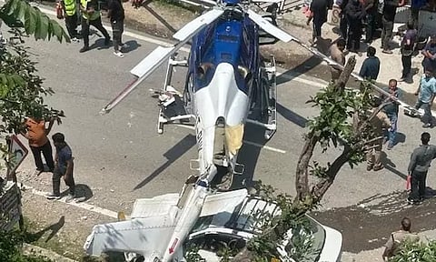 உத்தரகாண்ட்: ஹெலிகாப்டர் அவசர அவசரமாக சாலையில் தரையிறக்கம்