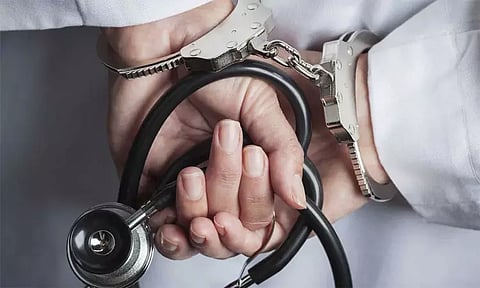 சிகிச்சைக்கு வந்த இளம்பெண்ணை பலாத்காரம் செய்த டாக்டர் கைது