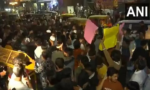 டெல்லி: 9 வயது சிறுமி பலாத்காரம், கொலை; நீதி வேண்டி மக்கள் நள்ளிரவில் போராட்டம்