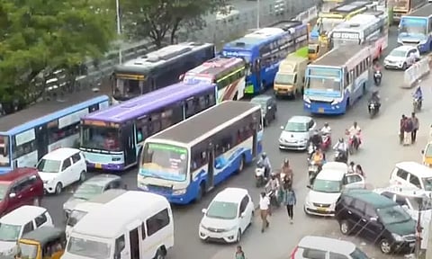 விடுமுறை முடிந்து சென்னை திரும்பும் மக்கள்- புறநகர் பகுதியில் கடும் போக்குவரத்து நெரிசல்