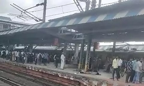 மராட்டியம்: ரெயிலில் இருந்து தவறி விழுந்து 5 பயணிகள் உயிரிழப்பு