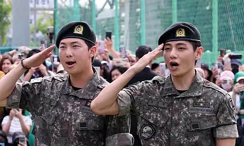 ராணுவ பயிற்சியை நிறைவு செய்த 'பிடிஎஸ்' இசைக்குழுவின் ஆர்எம் மற்றும் வி