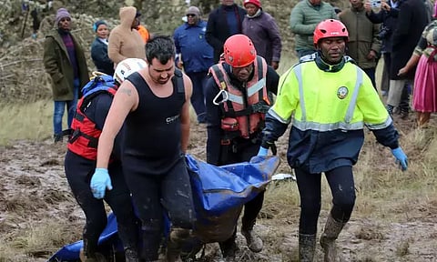 வெள்ளத்தில் அடித்து செல்லப்பட்ட பள்ளி பஸ் 19 மாணவர்களின் கதி என்ன?