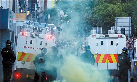 இங்கிலாந்தில் பெண் பலாத்காரம்: தொடர் போராட்டத்தில் வன்முறை; 40 போலீசார் படுகாயம்