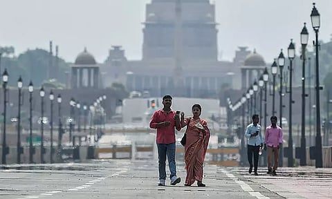 வெப்பத்தில் தகிக்கும் டெல்லி; சிவப்பு எச்சரிக்கை விடுத்த அதிகாரிகள்