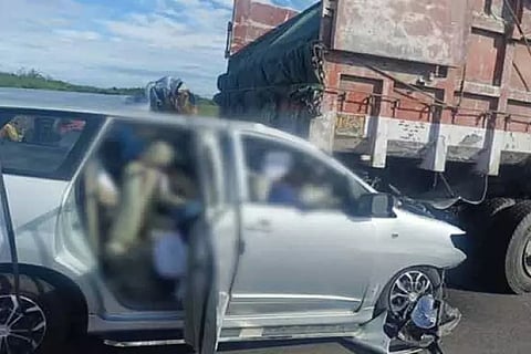 லாரி மீது கார் மோதிய விபத்தில் 4 பேர் பலி: நீதிபதி உள்பட 2 பேர் படுகாயம்