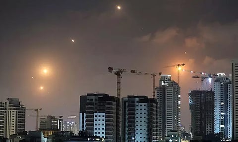 அதிகரிக்கும் போர்ப்பதற்றம்.. இஸ்ரேல் வான் பாதுகாப்பை மீறி பாயும் ஈரான் ஏவுகணைகள்