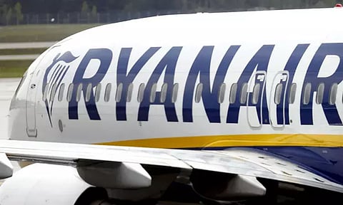 விமானங்களில் இடையூறு ஏற்படுத்தும் பயணிகளுக்கு அபராதம் - இங்கிலாந்து விமான நிறுவனம் அறிவிப்பு