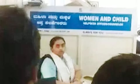 அரசு பஸ் டிரைவரை செருப்பால் தாக்கிய பெண் என்ஜினீயர்