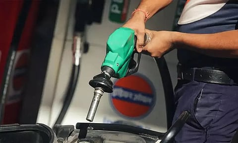 இஸ்ரேல்-ஈரான் மோதல் எதிரொலி; இந்தியாவில் பெட்ரோல், டீசல் விலை உயரும் அபாயம்