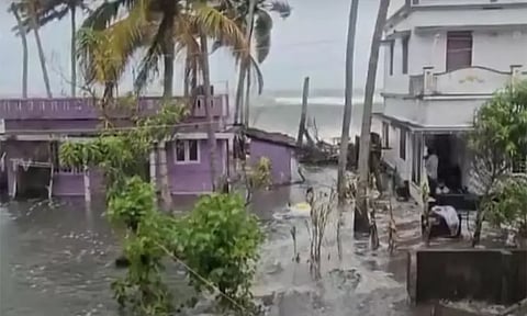 வீடுகளில் புகுந்த கடல் நீர்...தத்தளித்த மக்கள்