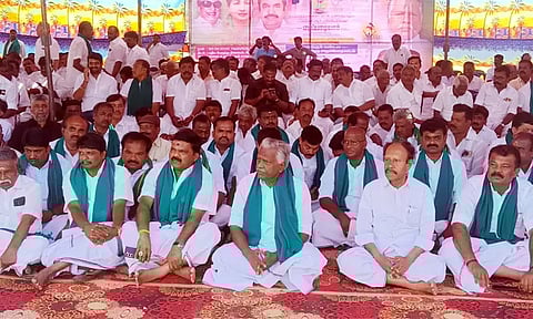 கிருஷ்ணகிரியில் மா விவசாயிகளுக்கு ஆதரவாக அதிமுகவினர் உண்ணாவிரதம்