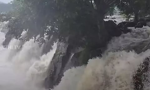 ஒகேனக்கல் காவிரியில் நீர்வரத்து அதிகரிப்பு - பொதுமக்கள் குளிக்க தடை