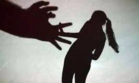 பள்ளி தோழனை நம்பியதால் நடந்த விபரீதம்.. காரில் அழைத்து சென்று பெண் பலாத்காரம்