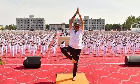 மதுரையில் 10 ஆயிரம் மாணவர்களுடன் சேர்ந்து யோகா செய்த கவர்னர் ஆர்.என்.ரவி