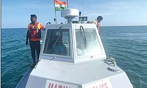 நடுக்கடலில் படகு கவிழ்ந்து மாயமான மீனவரின் கதி என்ன? 3-வது நாளாக தேடும் பணி தீவிரம்