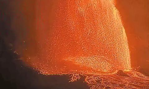 அமெரிக்காவில் கிலாவியா எரிமலை வெடிப்பு - 1,000 அடி உயரத்திற்கு வெளியேறும் தீக்குழம்பு