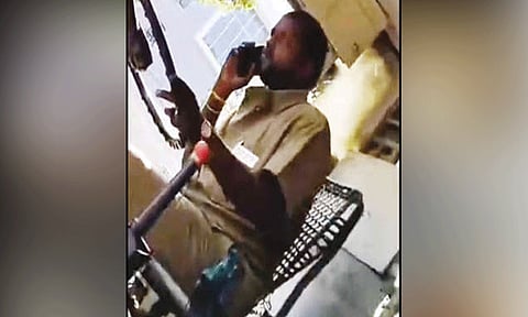 செல்போன் பேசியபடி அரசுபஸ்சை இயக்கிய டிரைவர் பணியிடை நீக்கம்