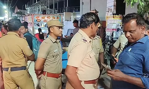 நெல்லையில் பரபரப்பு: போலீஸ்காரருக்கு சரமாரி அரிவாள் வெட்டு - மர்ம நபர்களுக்கு வலைவீச்சு