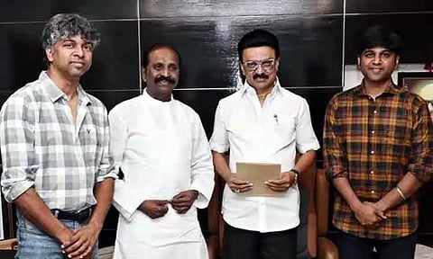 முதல்-அமைச்சரை சந்தித்து நூல் வெளியீட்டு விழா அழைப்பிதழை வழங்கிய வைரமுத்து