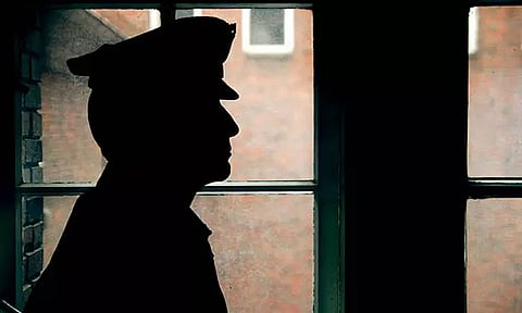 லோக் அயுக்தா சோதனை... கழிவறைக்கு கூட செல்ல முடியாமல் போலீஸ் இன்ஸ்பெக்டர் தவிப்பு