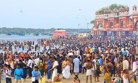 ஆனி அமாவாசை: ராமேஸ்வரம் அக்னி தீர்த்த கடலில் புனித நீராட குவிந்த பக்தர்கள்