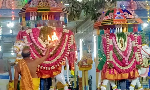 ஒரே சமயத்தில் இரண்டு ரிஷப வாகனங்கள்.. சுவாமி, அம்பாள் எழுந்தருளிய அற்புத காட்சி