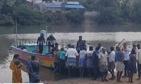 நாகை மீனவர்கள் மீது இலங்கை கடற்கொள்ளையர்கள் கற்களை வீசி தாக்குதல்