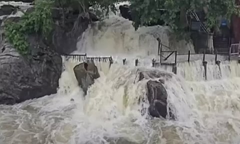 ஒகேனக்கல் காவிரி ஆற்றில் நீர்வரத்து 45 ஆயிரம் கன அடியாக அதிகரிப்பு