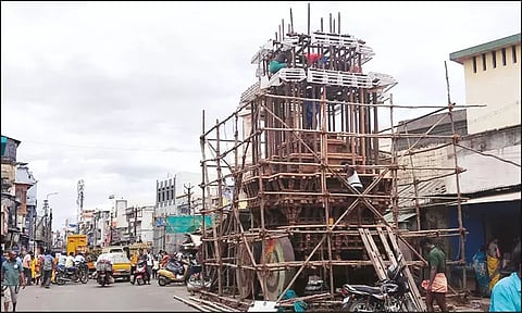 ஆனித்தேரோட்டம்: நெல்லையப்பர் கோவில் தேர்களுக்கு சாரம் அமைக்கும் பணி மும்முரம்