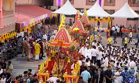 குஜராத்தில் ஜெகநாதர் கோவில் ரத யாத்திரை; ஆயிரக்கணக்கான பக்தர்கள் பங்கேற்பு