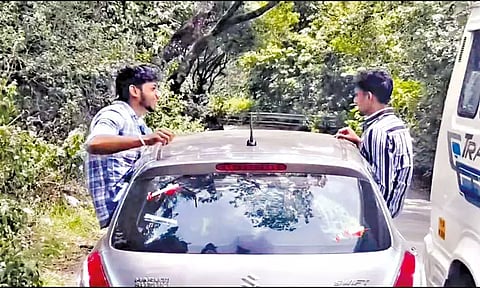 கொடைக்கானலில் 'ரீல்ஸ்' மோகத்தில் சுற்றுலா பயணிகள் ஆபத்தான பயணம்