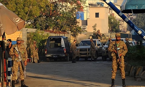 பாகிஸ்தான்: தற்கொலைப்படை தாக்குதலில் 16 வீரர்கள் பலி; 29 பேர் காயம்