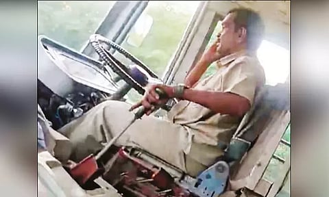 செல்போன் பேசியபடி அரசு பஸ் ஓட்டிய டிரைவர்