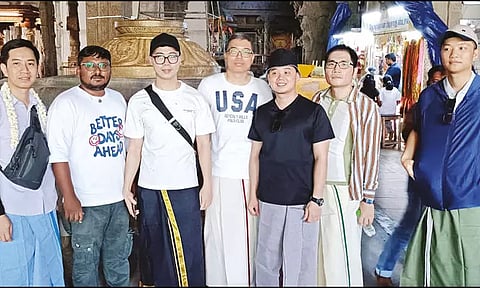 நெல்லையப்பர் கோவிலில் வேட்டி அணிந்து சாமி தரிசனம் செய்த வெளிநாட்டினர்