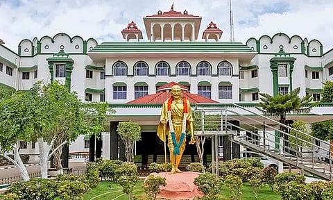 பயிற்சி பெண் டாக்டர்களும் பிரசவ விடுமுறையை பெற தகுதியானவர்கள்: மதுரை ஐகோர்ட்டு உத்தரவு