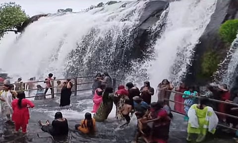 திற்பரப்பு அருவியில் ஆர்ப்பரித்துக் கொட்டும் தண்ணீர்.. சுற்றுலா பயணிகள் மகிழ்ச்சி