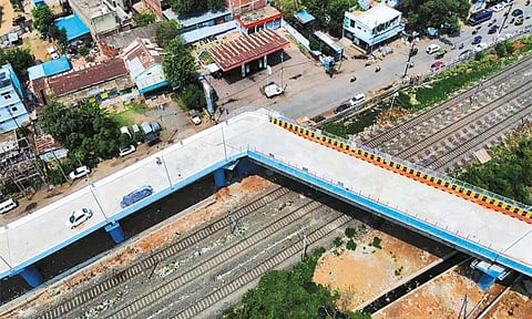 வளைவு இல்லாமல் 90 டிகிரியில் பாலம் கட்டிய விவகாரம்; 7 என்ஜினீயர்கள் சஸ்பெண்ட்