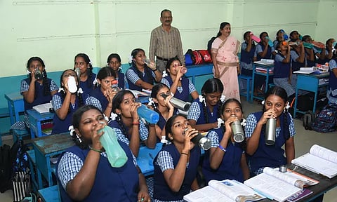 பள்ளிகளில் வாட்டர் பெல் திட்டம்: அமலுக்கு வந்தது