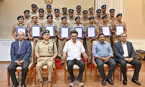 21 முதல்நிலை காவலர்களுக்கு பதவி நிலை உயர்வுக்கான ஆணை: முதல்-அமைச்சர் மு.க.ஸ்டாலின் வழங்கினார்