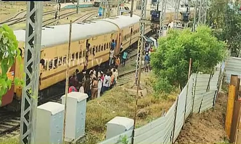 மதுரை ரெயில் நிலையத்தில் தண்டவாளத்தை கடக்க முயன்ற பெண் ரெயில் மோதி பலத்த காயம்