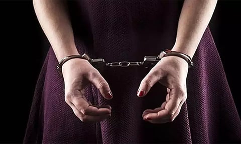 இளம்பெண் மீது திராவகம் வீச்சு தோழி கைது