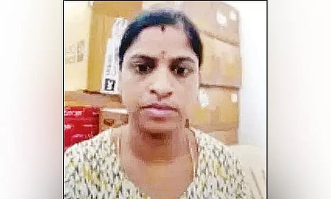 பெண்ணை கொன்று குப்பை லாரியில் உடலை வீசிய காவலாளி கைது